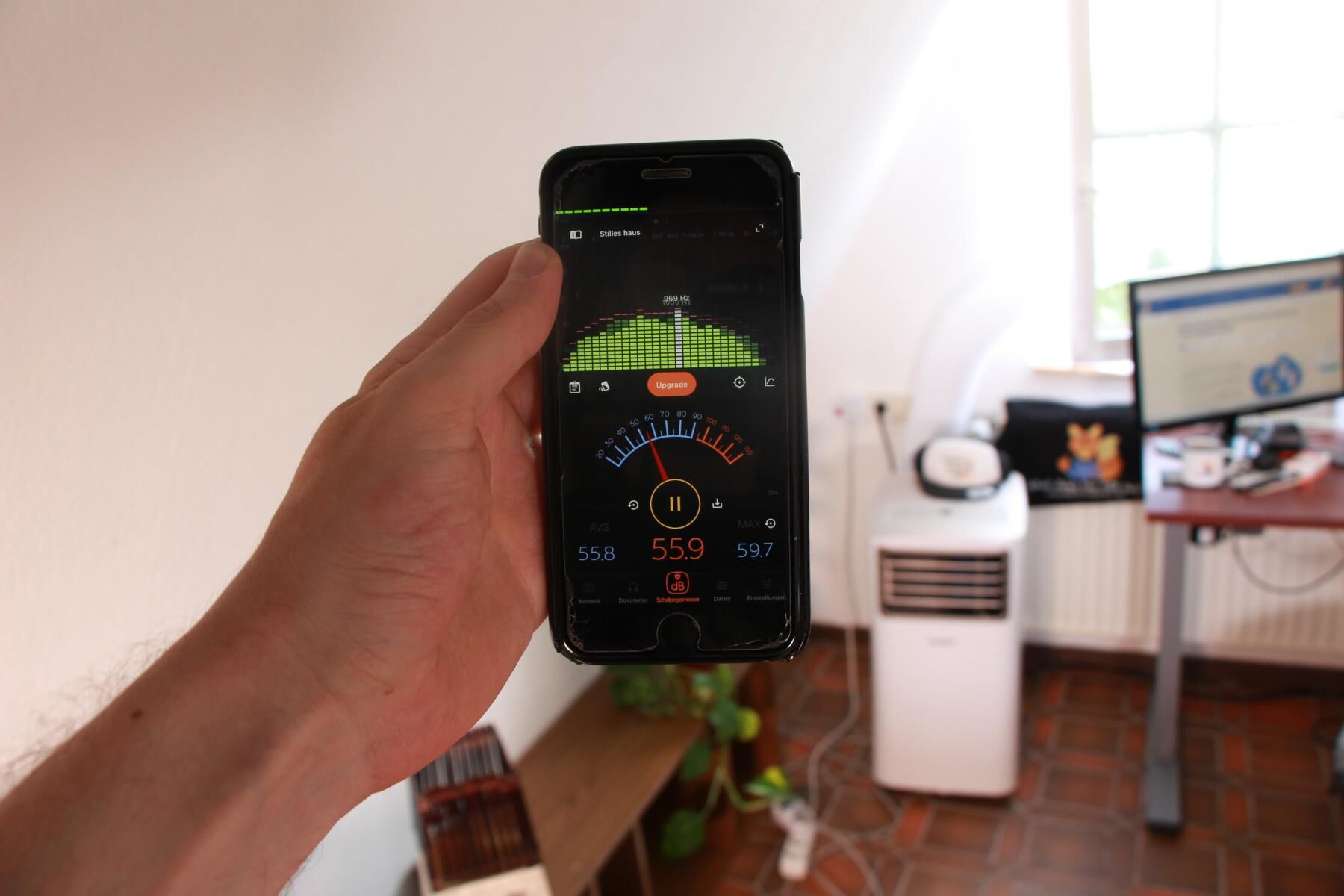 Die Lautstärke der Comfee mobile 7000 Monoblock wird im Test gemessen und das Smartphone zeigt 55 Dezibel aus einer kleinen Entfernung an.